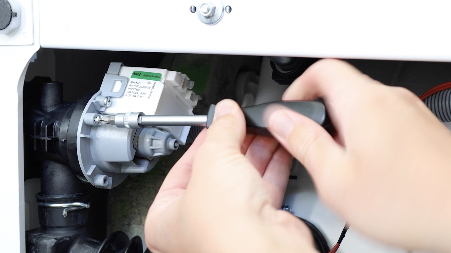 Re-screw screws in